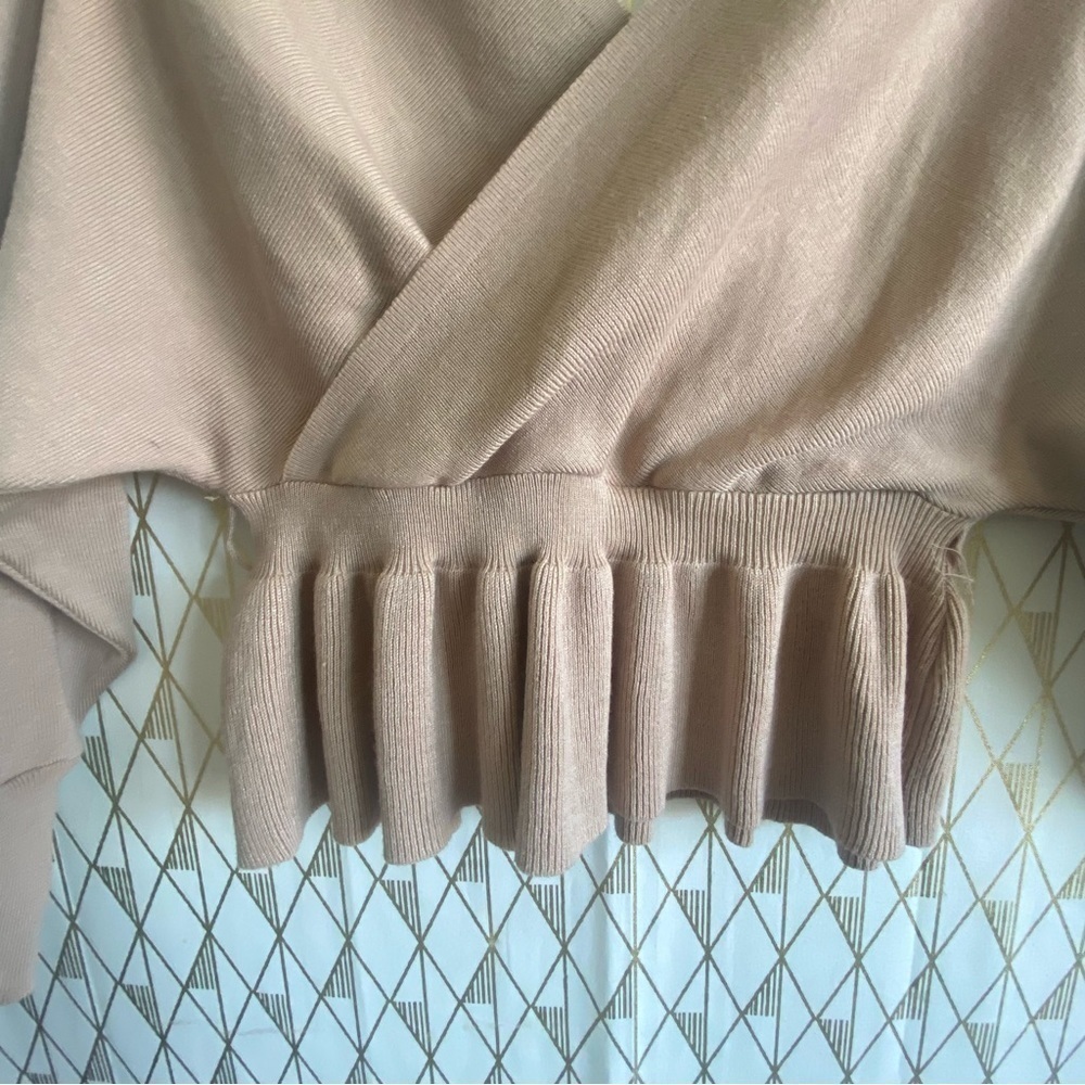 V neck Sweater with ruffles​ - Picture 7 of 10